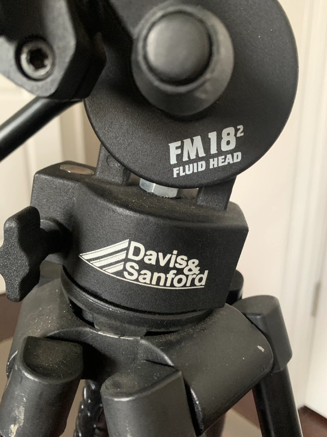 Davis & Sanford FM18 Fluid Head Tripod - photo 3