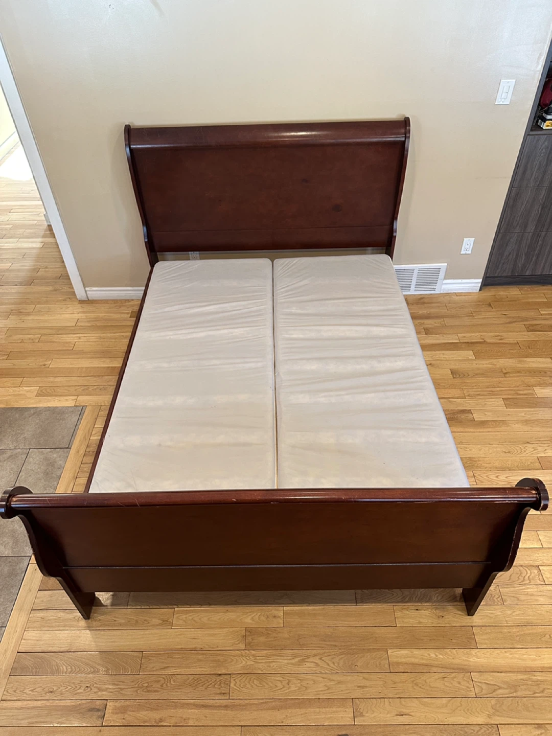 Beautiful Solid Wood Queen Size Sleigh Bed (CAN DELIVER)