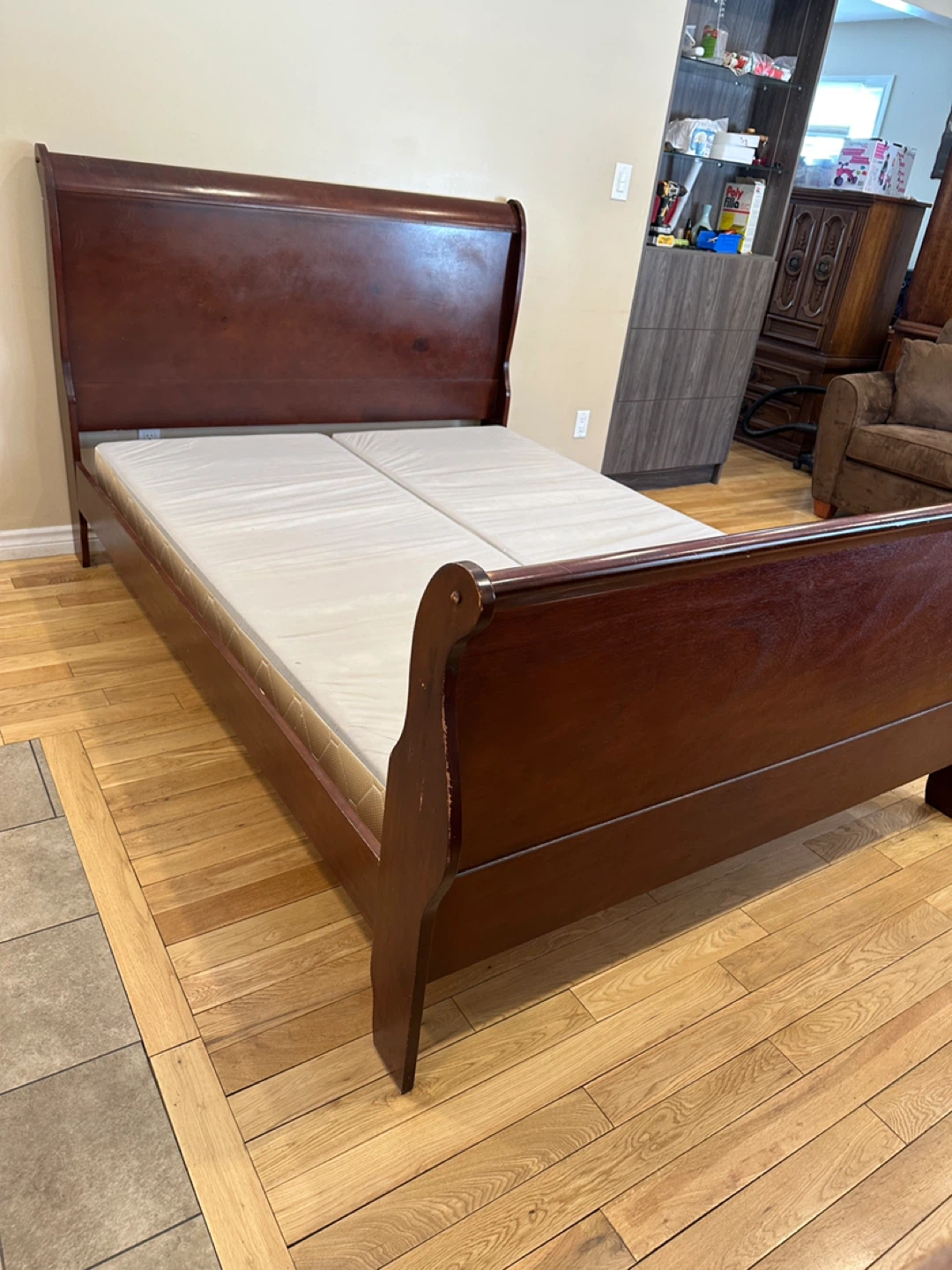 Beautiful Solid Wood Queen Size Sleigh Bed (CAN DELIVER) - photo 2
