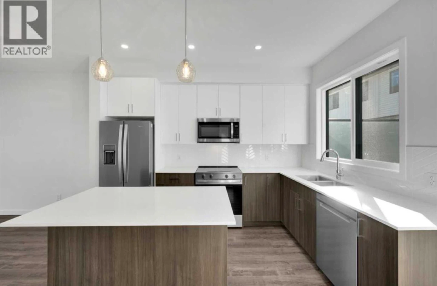 4 bed 3.5 Bath Townhouse for Rent - photo 4