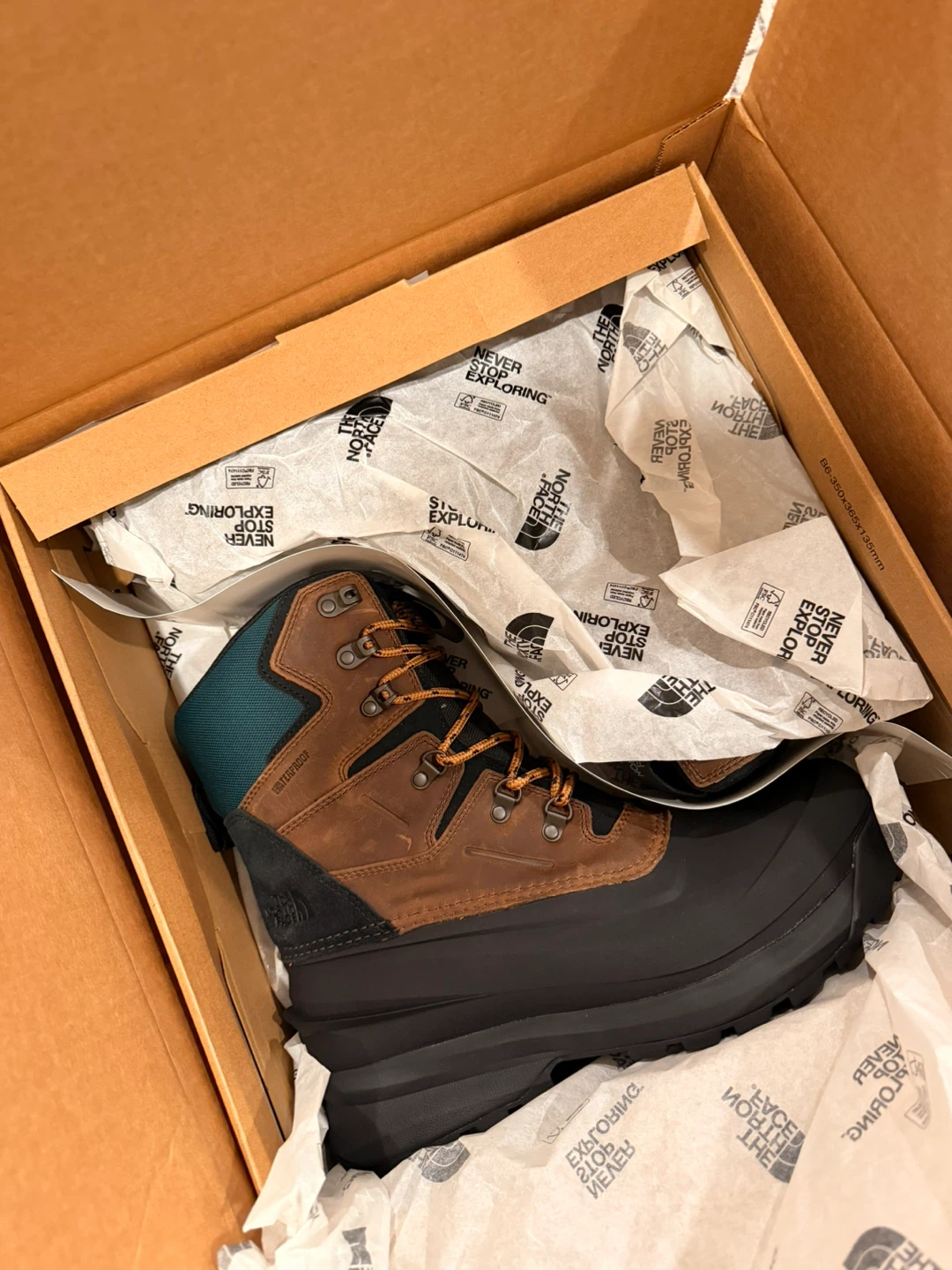 Brand new! The North Face Men's Chilkat V 400 Waterproof Boots