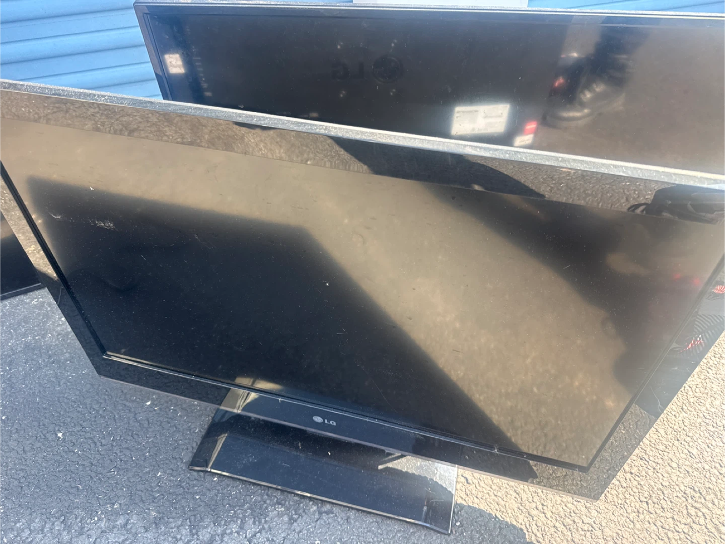 LG 32LV2400-UA 32" LCD HDTV - photo 3