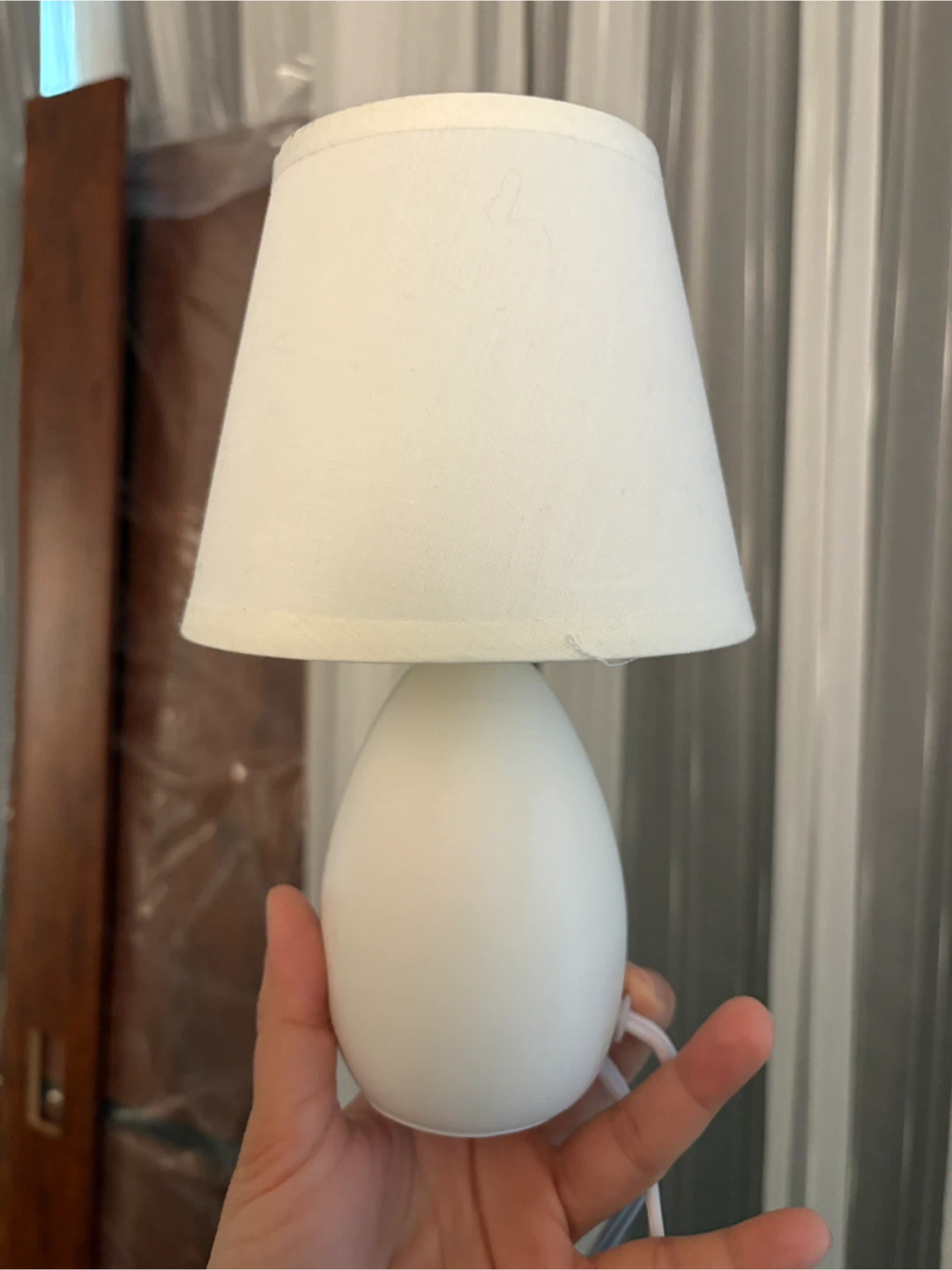 FREE white table lamp (NEEDS REPAIR - READ DESCRIPTION)