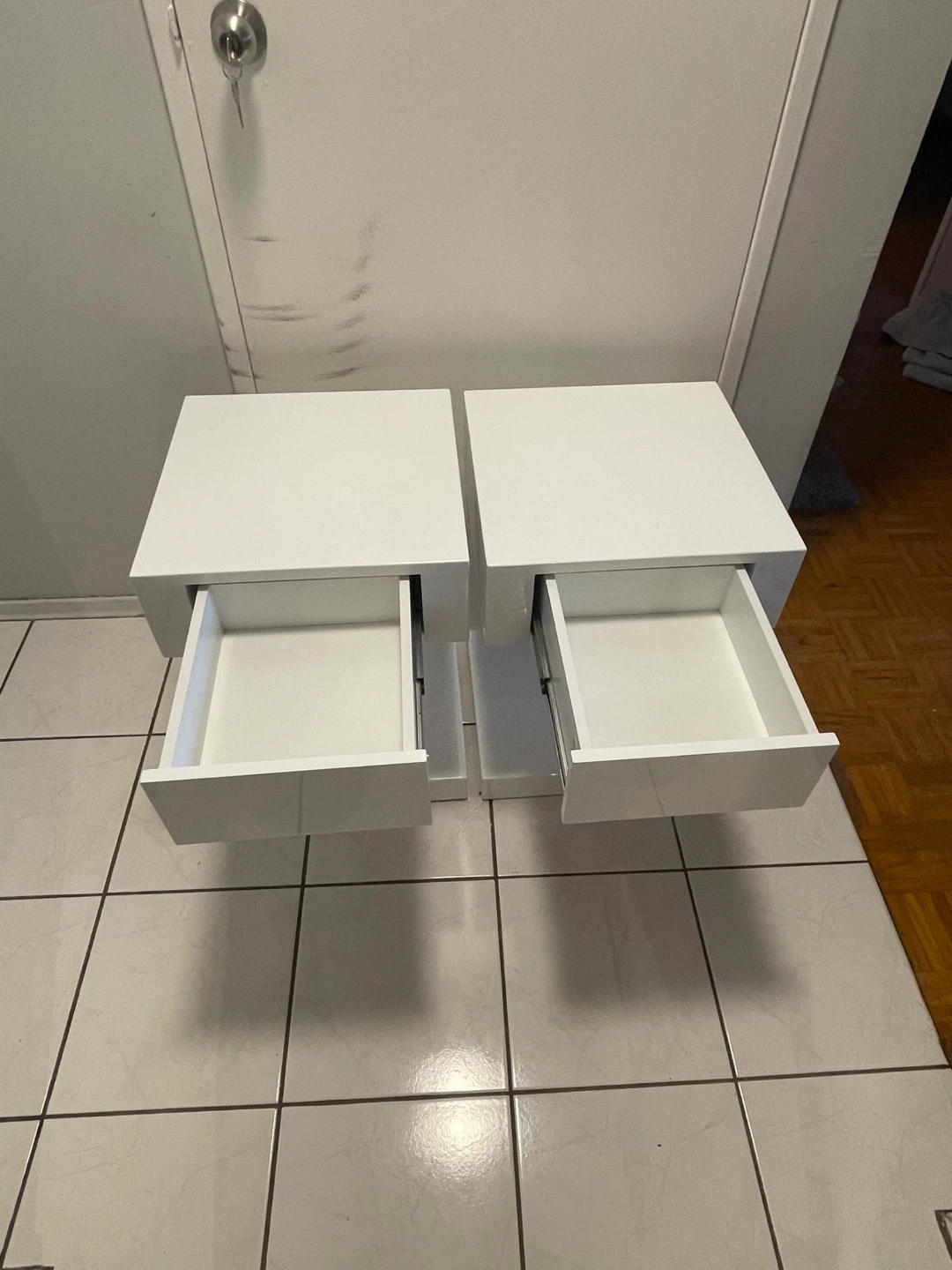 White Lacquer Nightstands Plus Lamps - photo 4