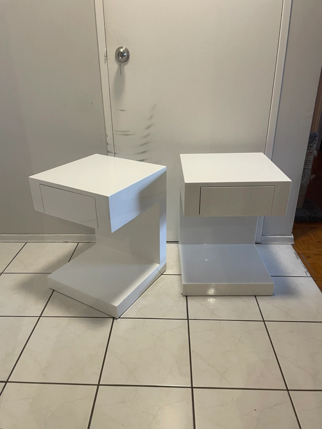 White Lacquer Nightstands Plus Lamps - photo 2