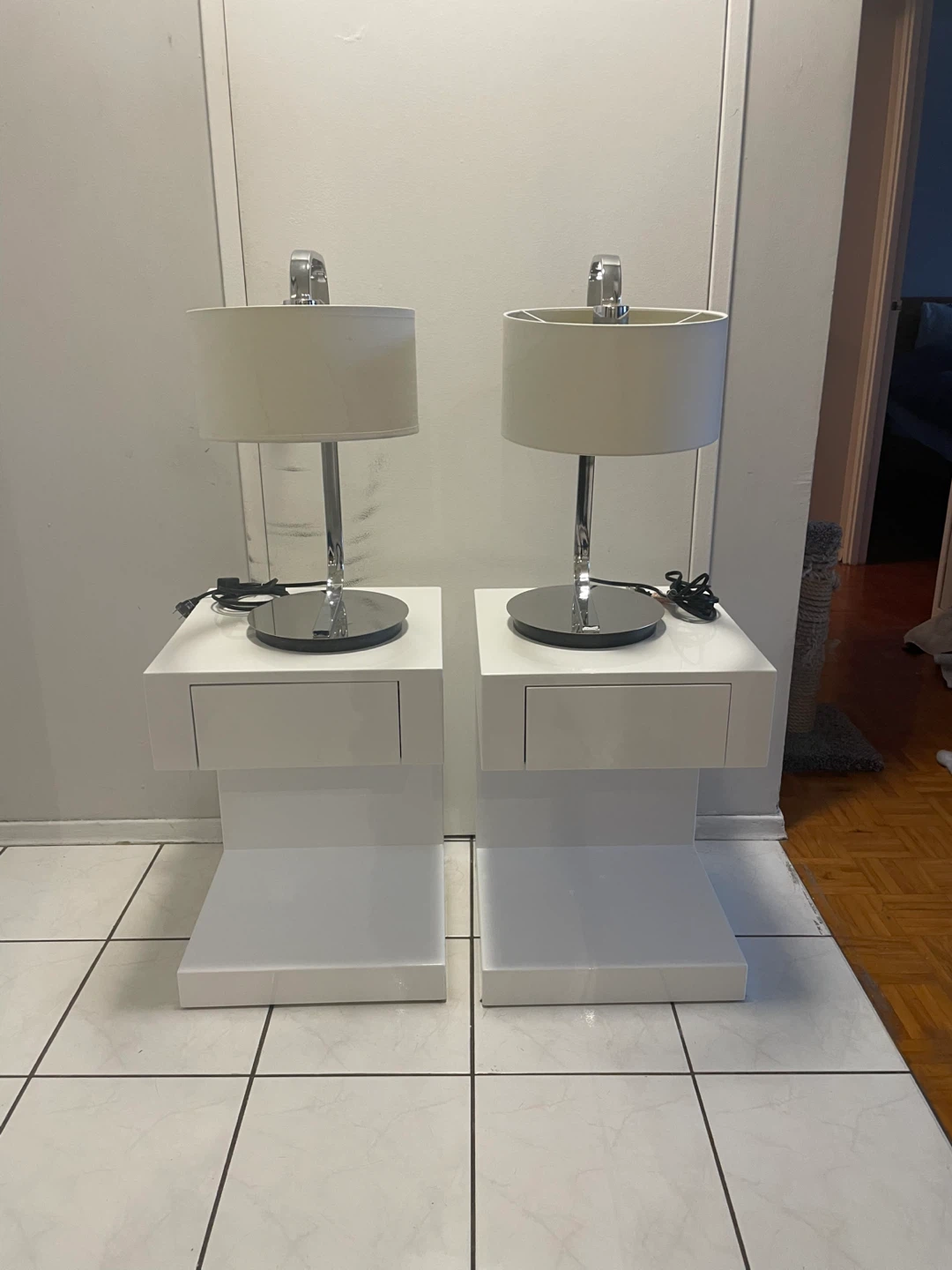 White Lacquer Nightstands Plus Lamps - photo 5