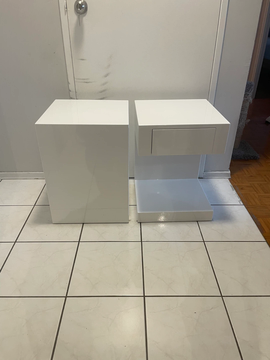 White Lacquer Nightstands Plus Lamps - photo 3