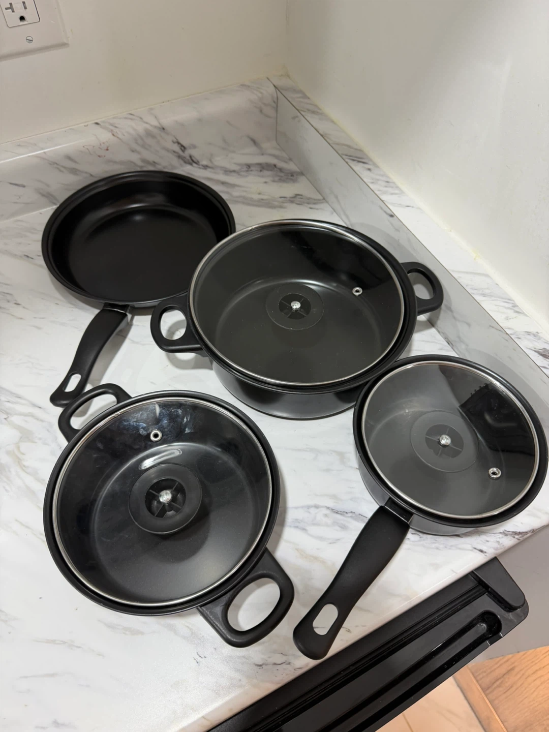 Small Black 4-Piece Cookware Set with Lids