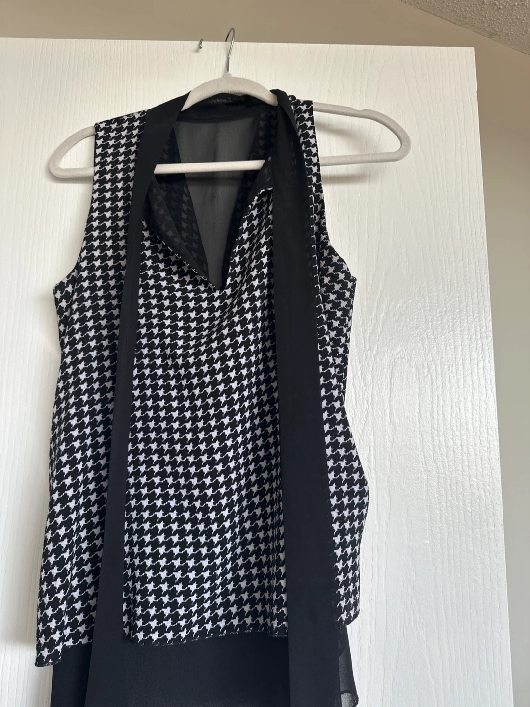 Black and White Houndstooth Sleeveless Top with Tie