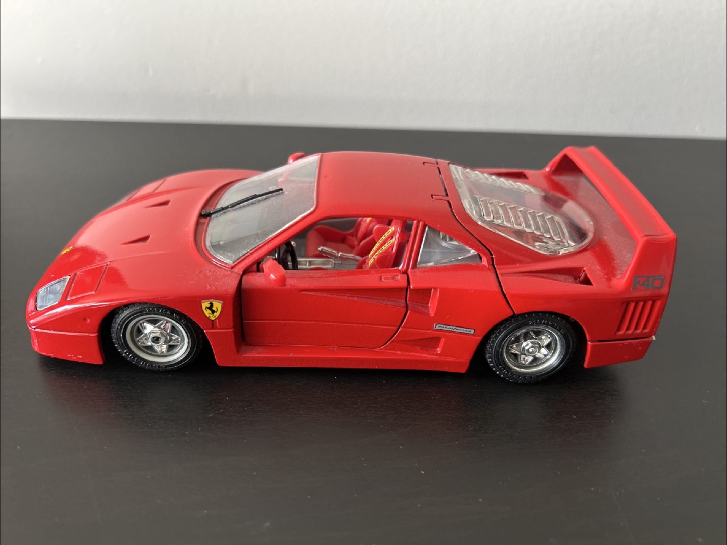 Burago Ferrari F40 Diecast Model Car 1:24 Scale Red - photo 2
