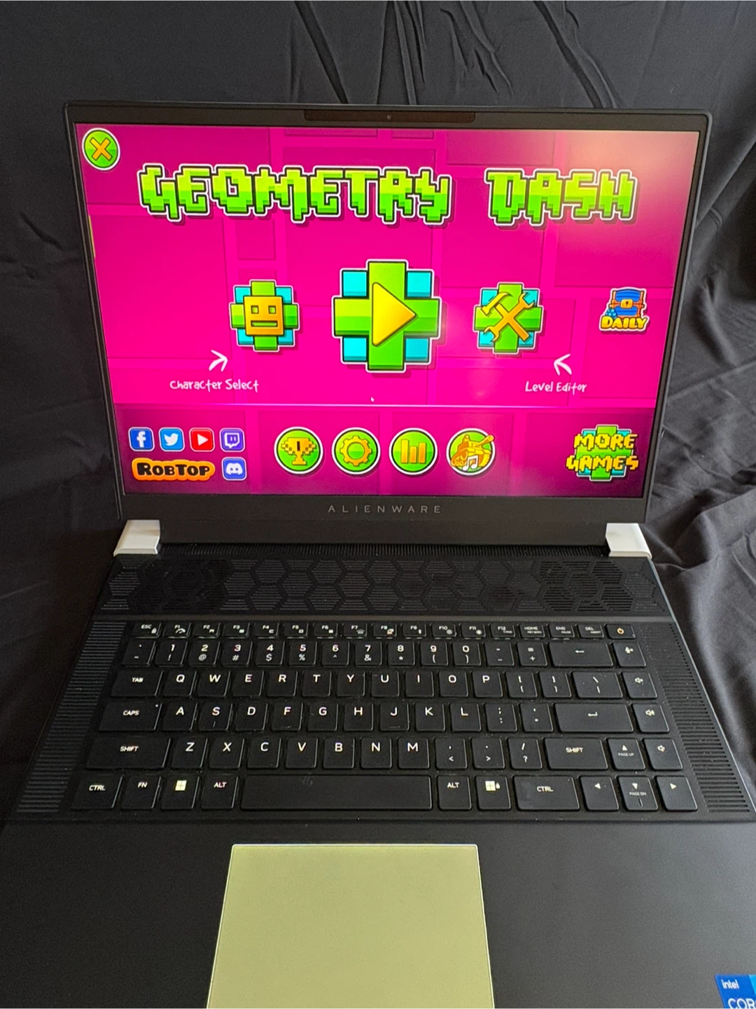 Alienware x16 R1 Gaming Laptop - photo 3