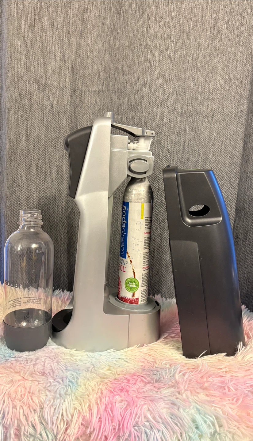 SodaStream Fizzi Sparkling Water Maker - photo 2