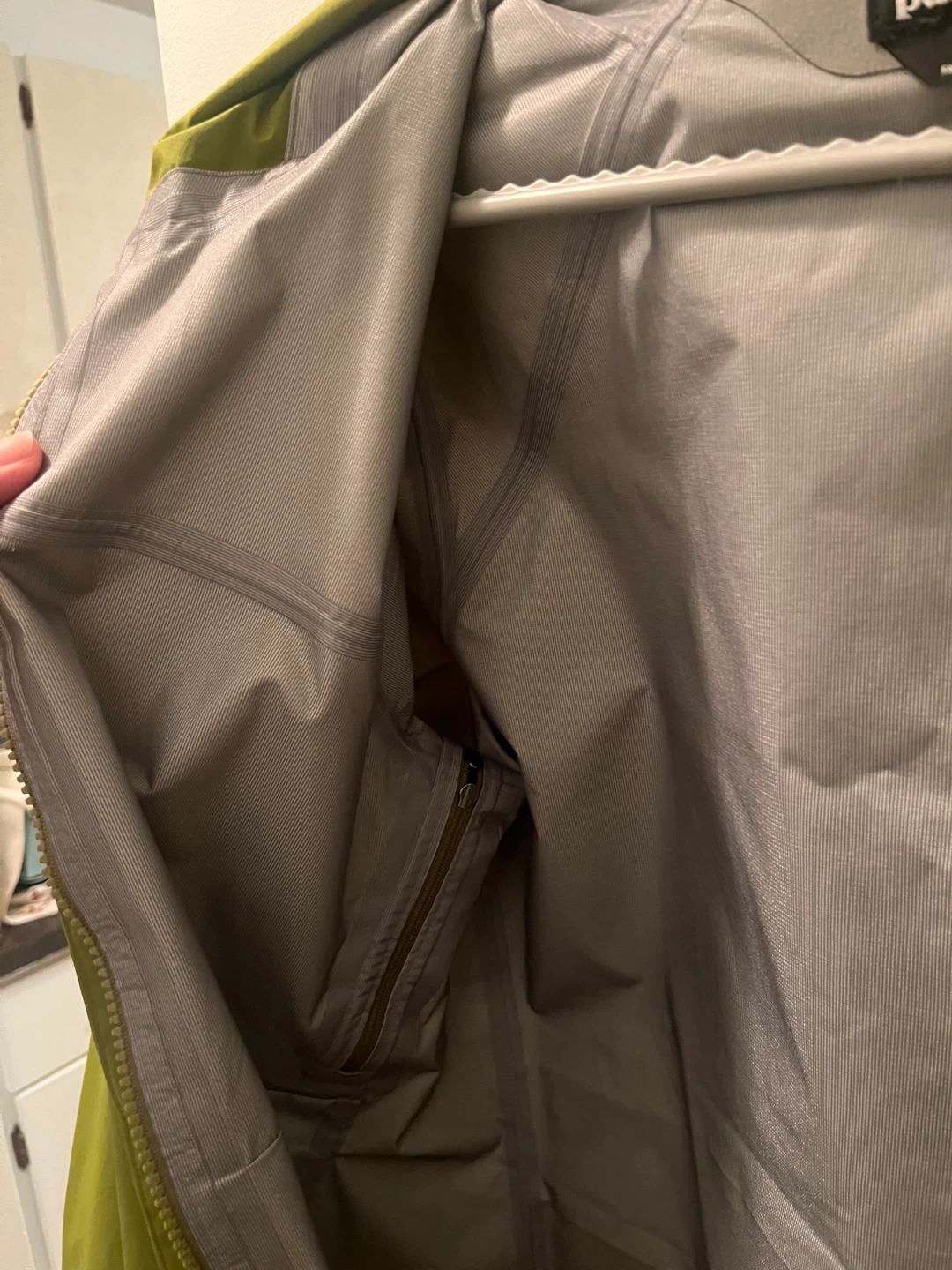Patagonia Women's Rain Jacket - Medium - photo 5