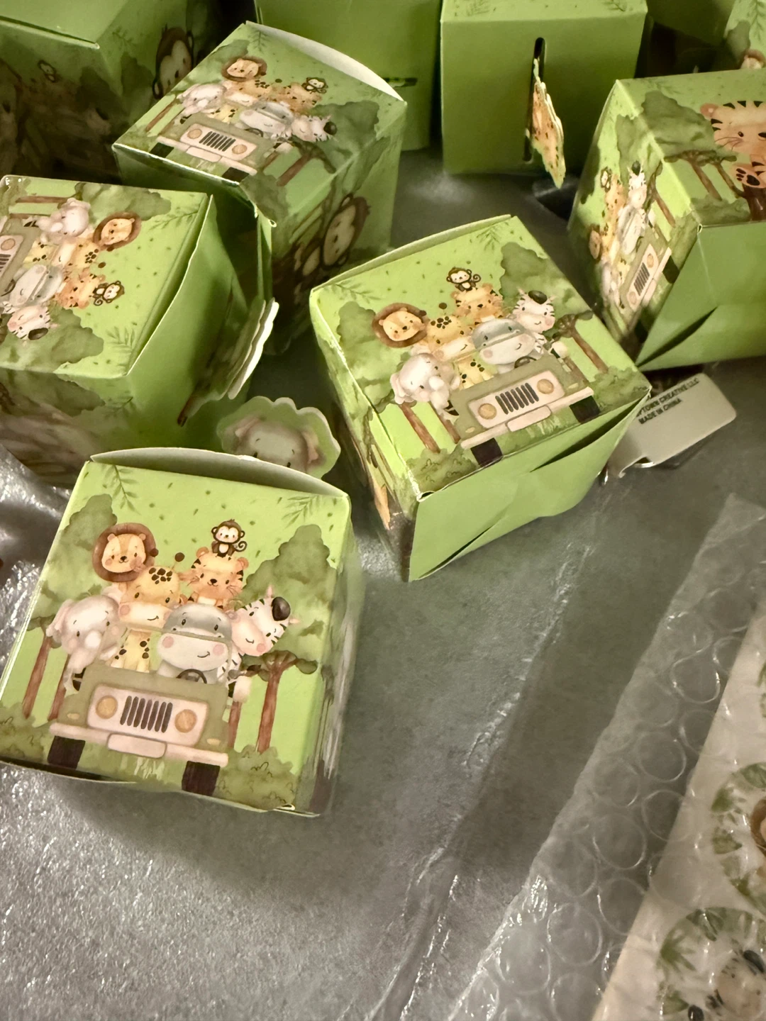Safari Animal Themed Party Favor Boxes with Charms - photo 2