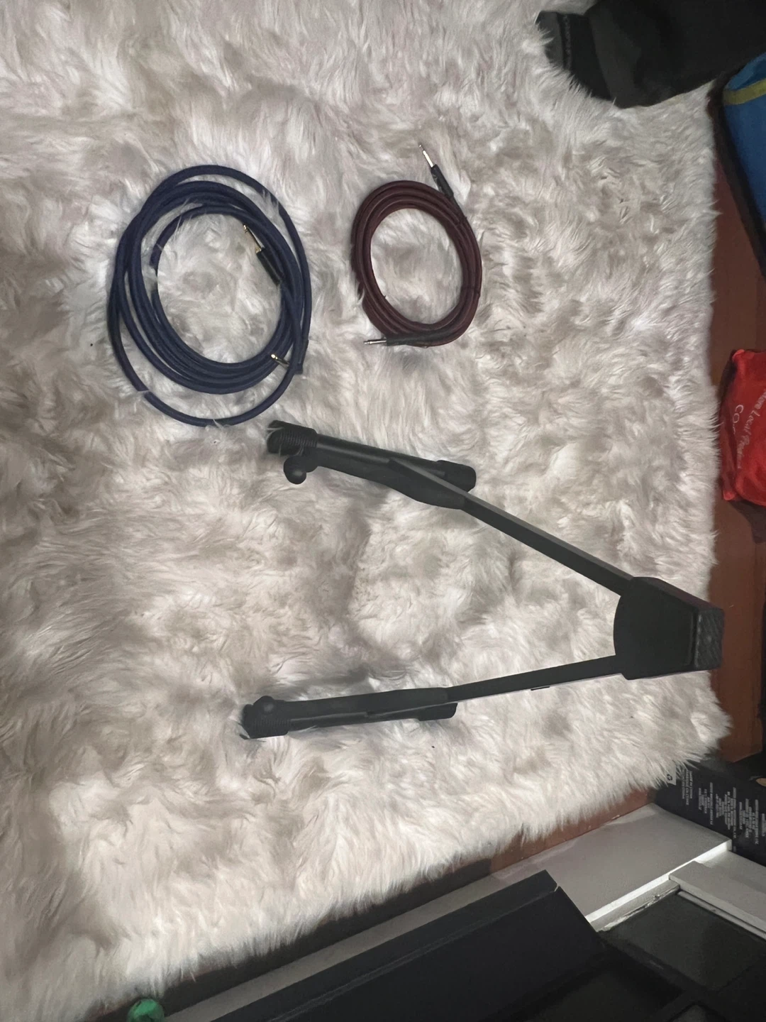 Profile Guitar Stand with Fender Instrument Cables