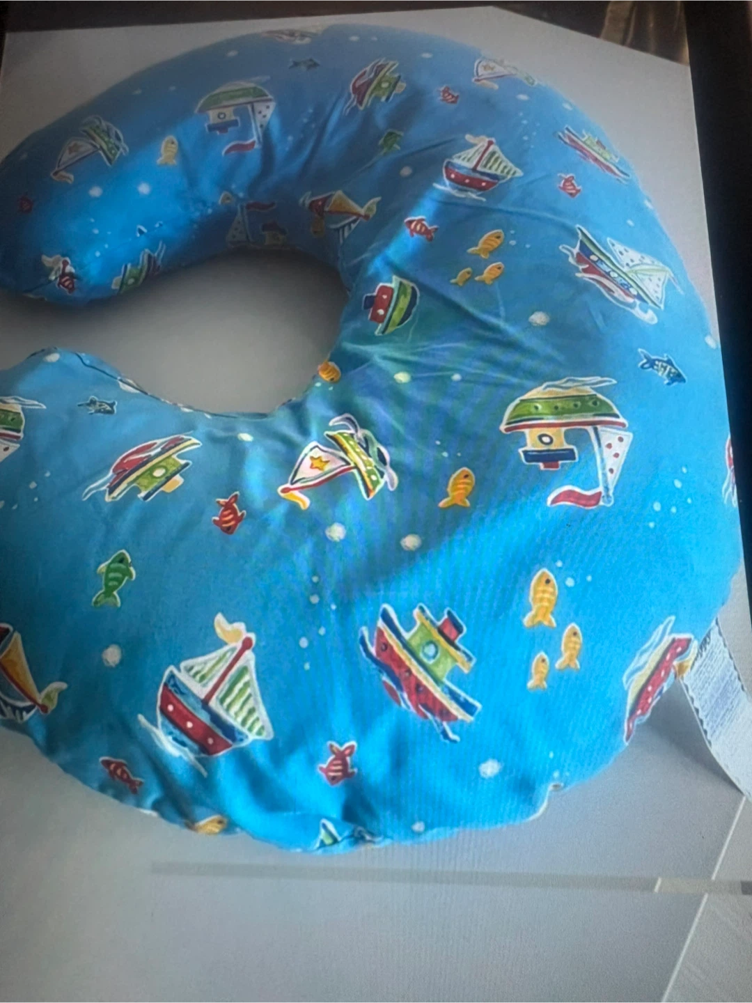 Boppy oreiller d'allaitement bleu avec bateaux et poissons - photo 2