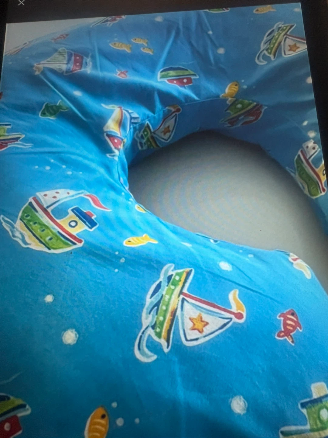 Boppy oreiller d'allaitement bleu avec bateaux et poissons