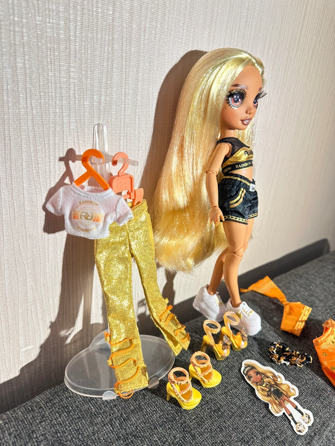 Rare Rainbow High Marisa Golding Doll with 3 Outfits - photo 3