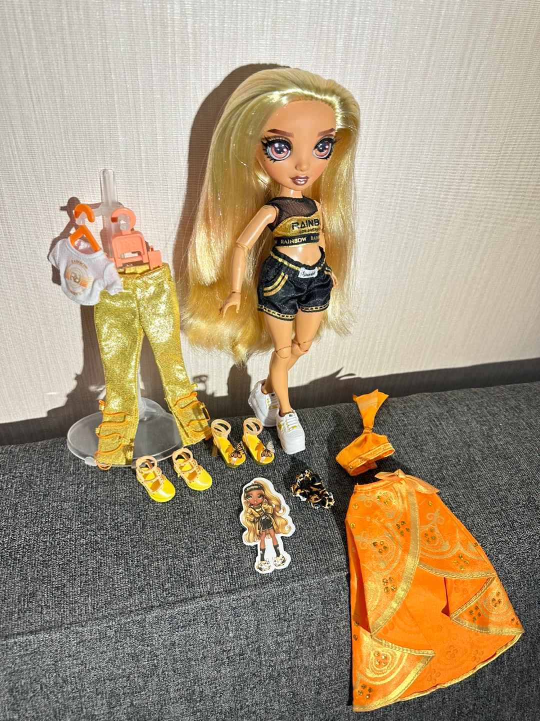 Rare Rainbow High Marisa Golding Doll with 3 Outfits - photo 5