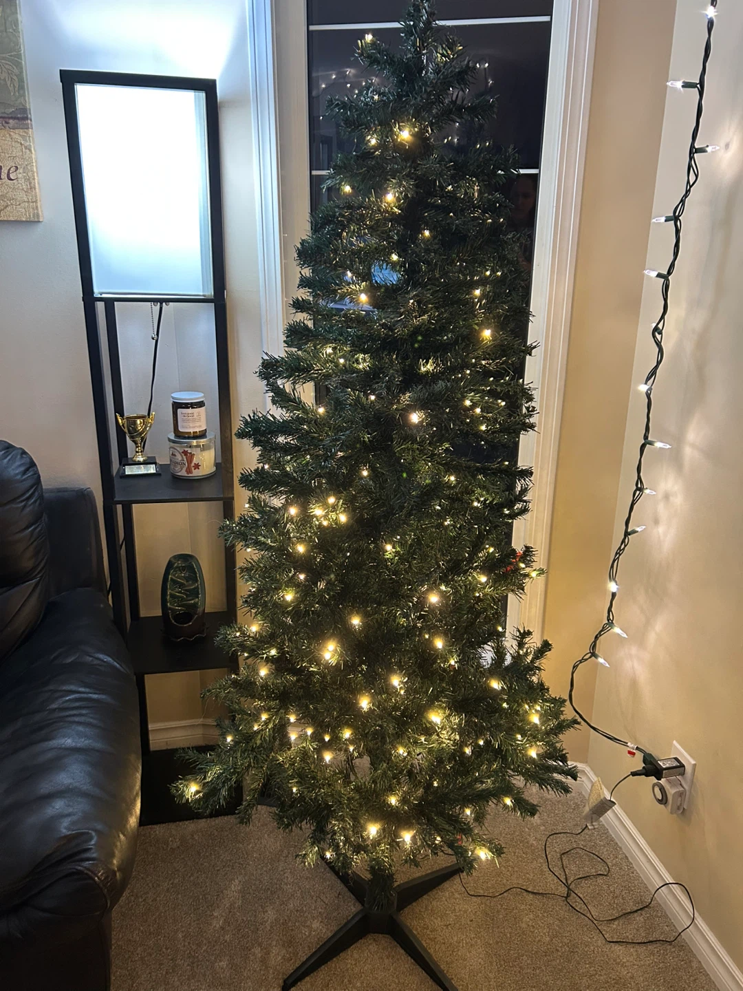 Pre-lit Artificial Christmas Tree with Lights
