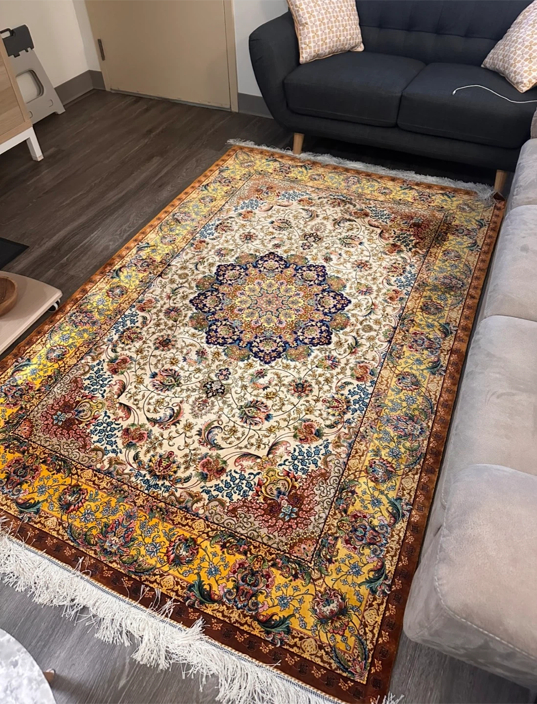 Beautiful Vintage Persian Silk Rug; (1.25 m x 2.75 m) - photo 2