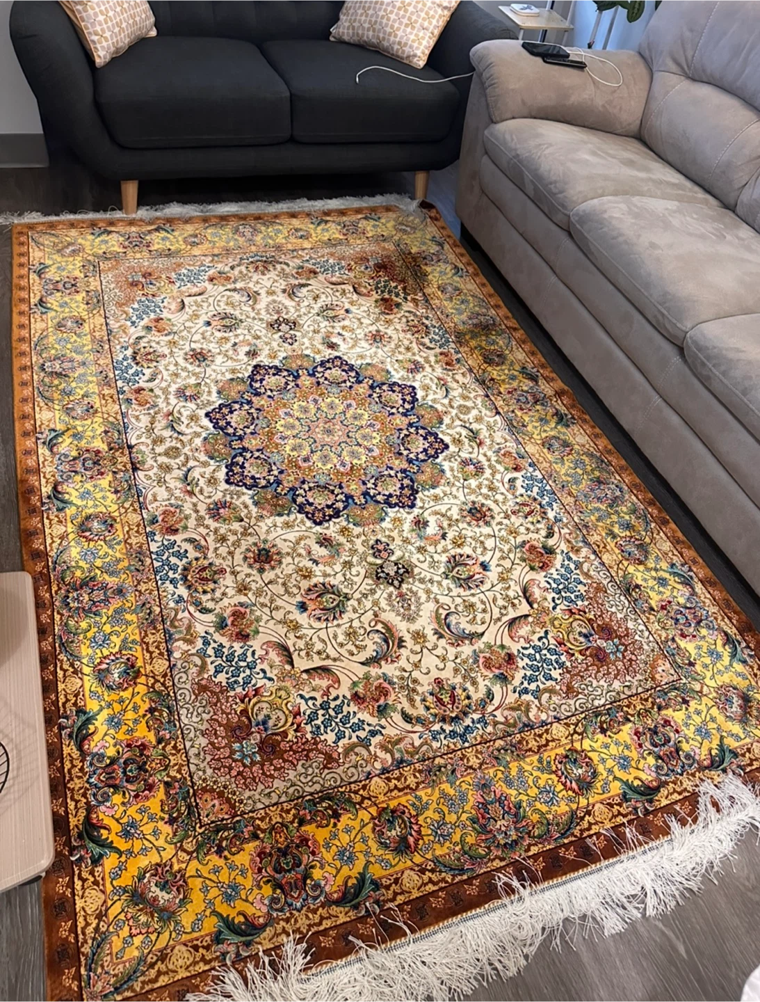 Beautiful Vintage Persian Silk Rug; (1.25 m x 2.75 m) - photo 3