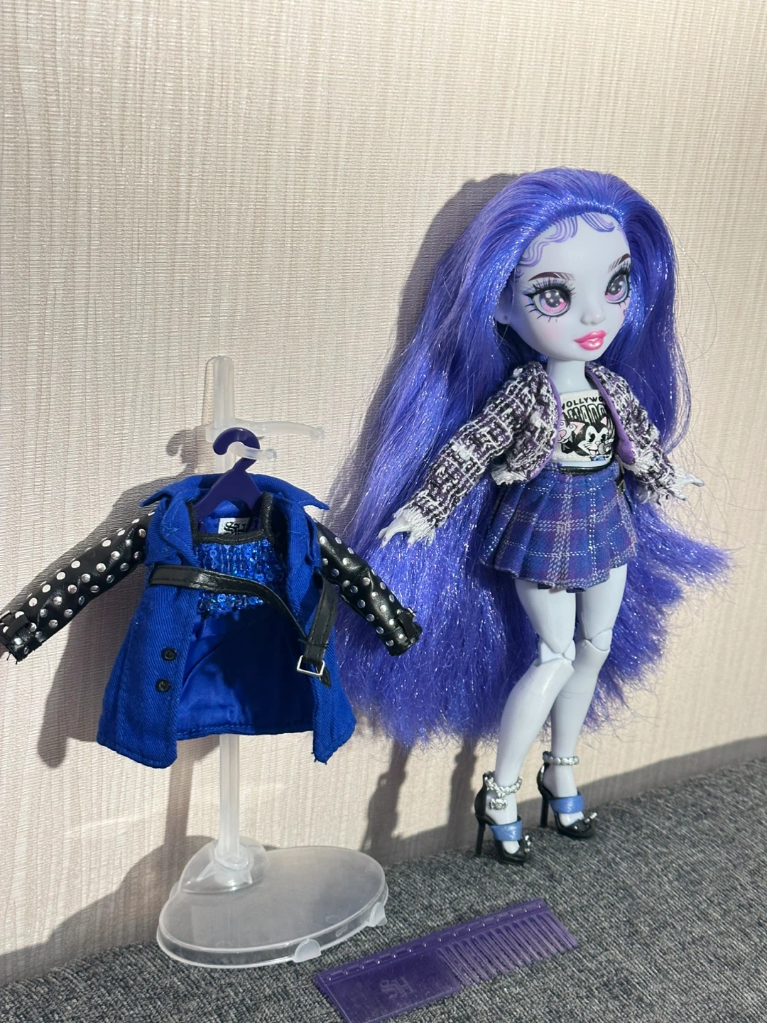 Rare Uma Vanhoose Shadow High Doll with Fashion Outfits - photo 3