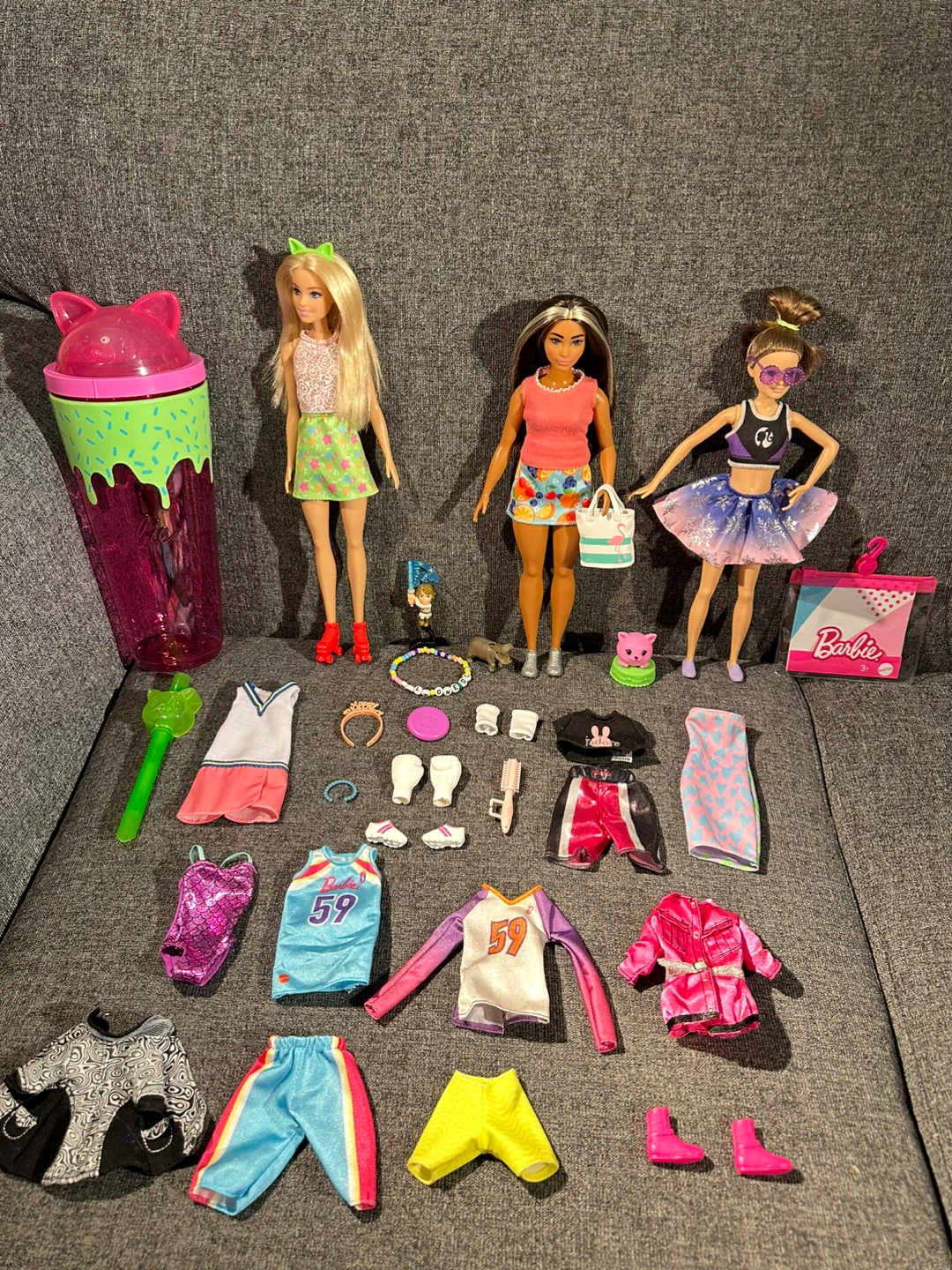 OFFERS PLEASE Barbie doll lot with 3 dolls and 35+ pieces - photo 4