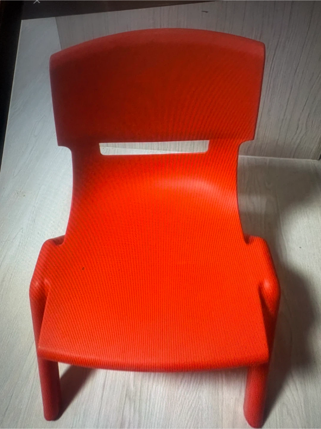 Chaises d'enfants rouges