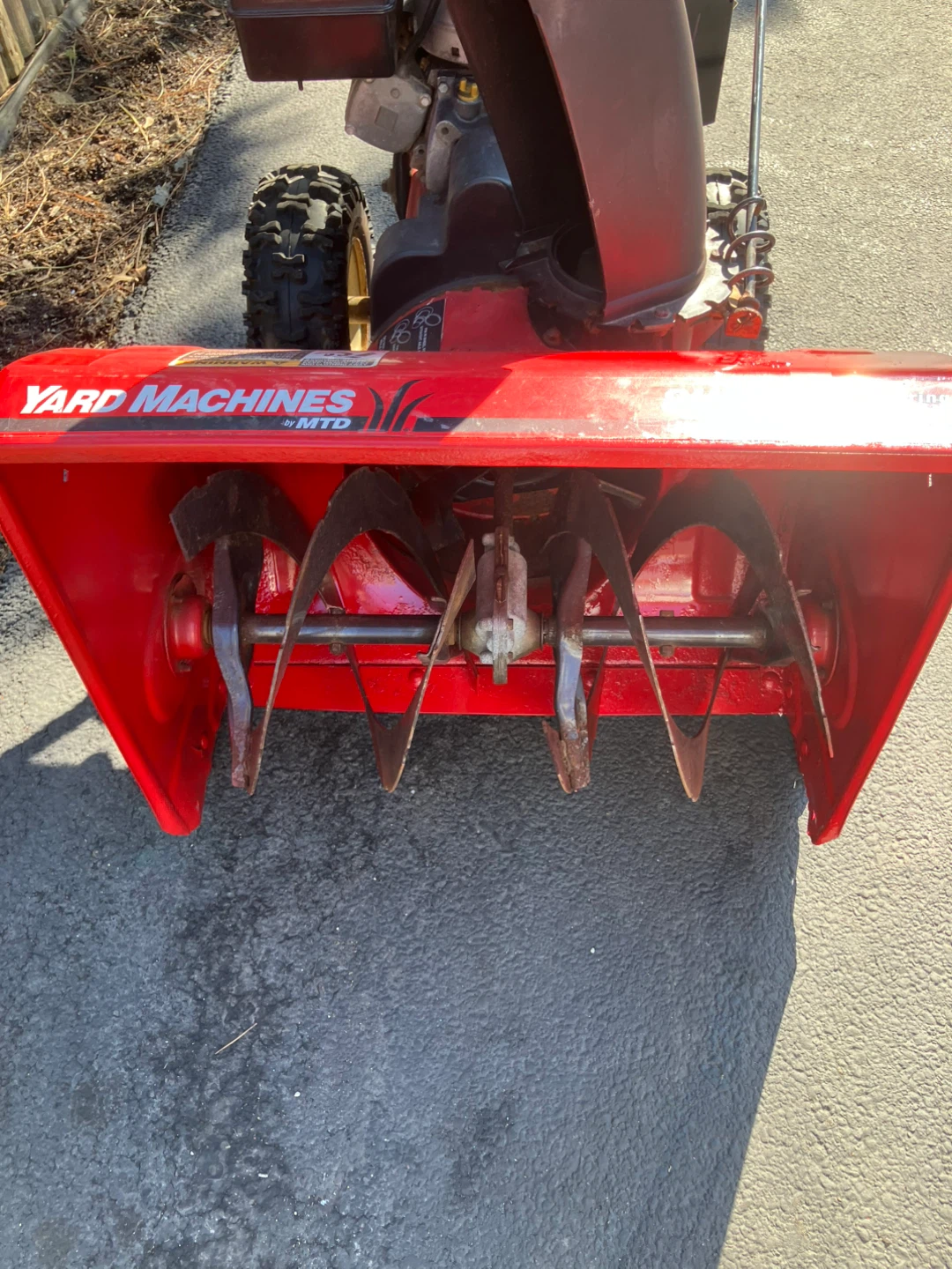 24” 8HP ELECTRIC START SNOWBLOWER - photo 4