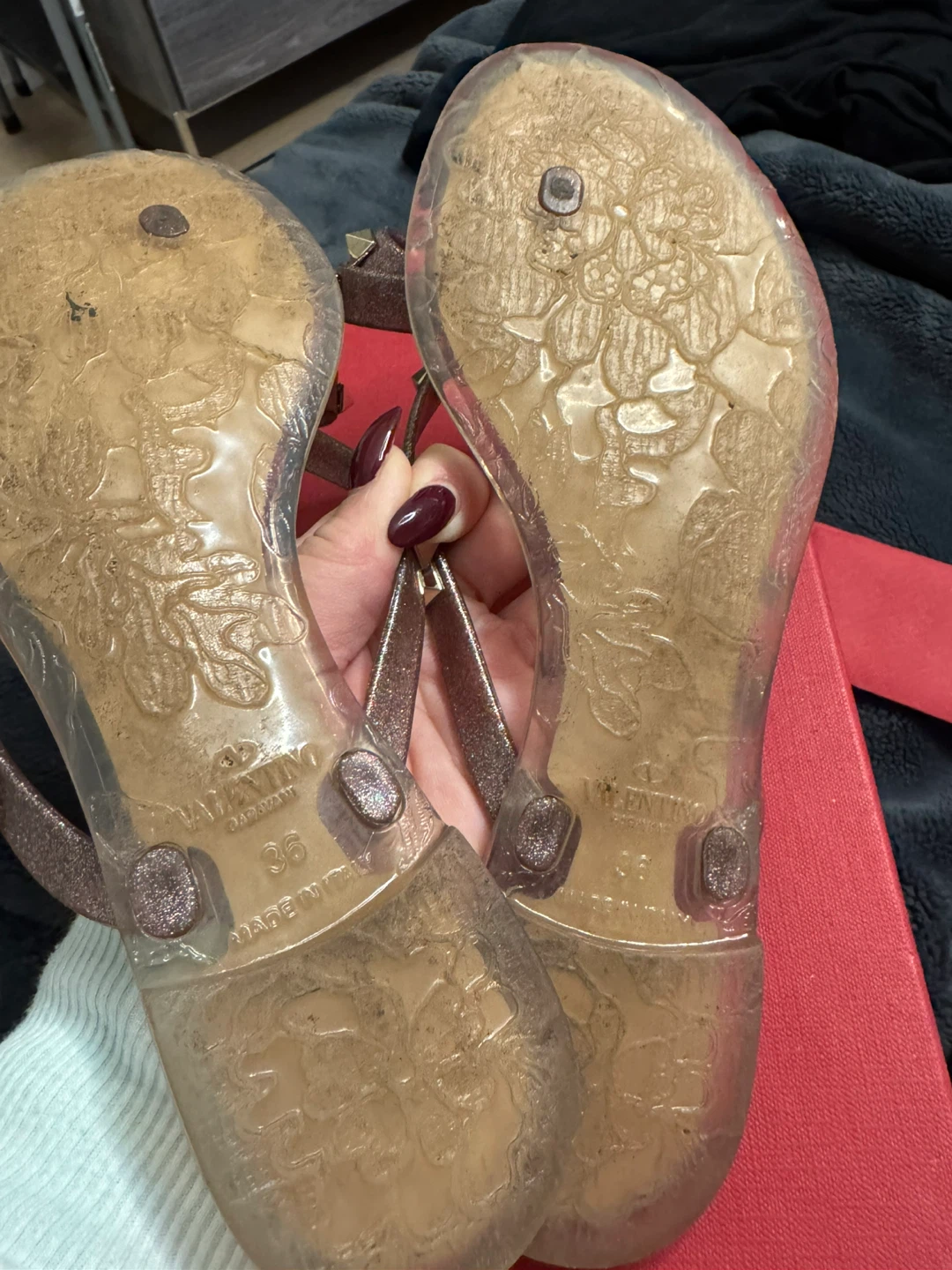 VALENTINO GARAVANI Rockstud Jelly Thong Sandals - photo 3