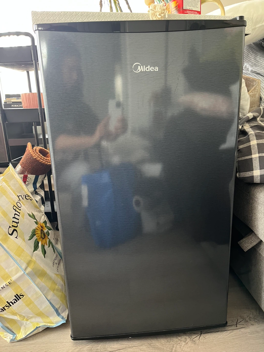 Midea Compact Refrigerator - photo 2