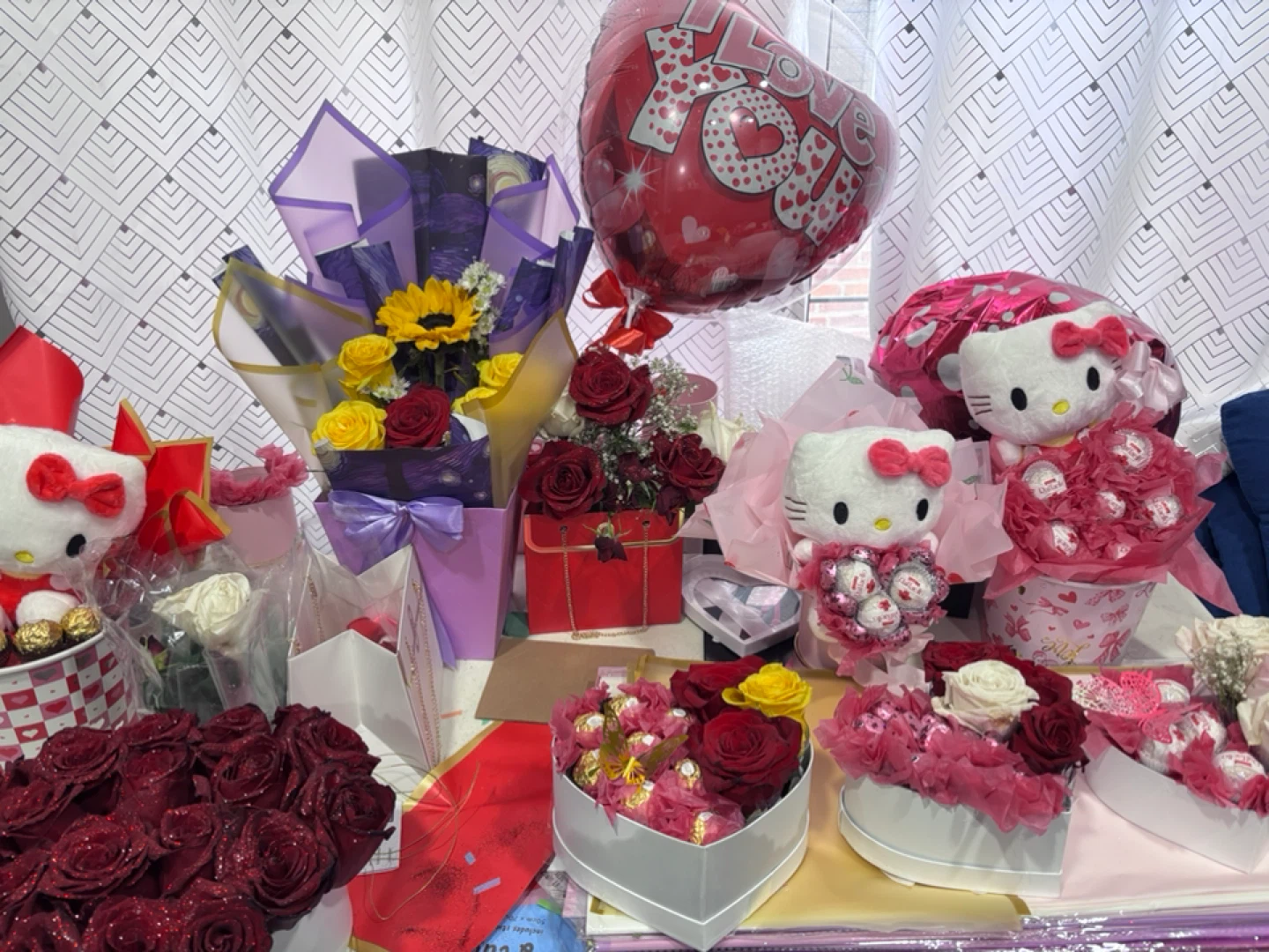 Hello Kitty Flower and Chocolate Bouquet - photo 3