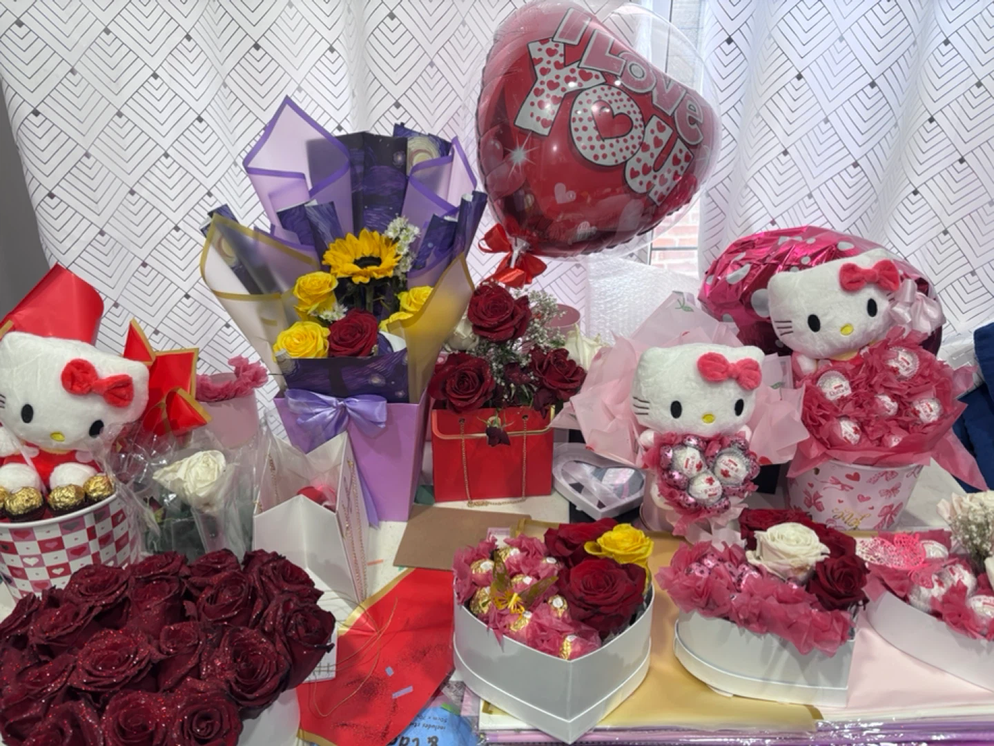 Hello Kitty Flower and Chocolate Bouquet - photo 2
