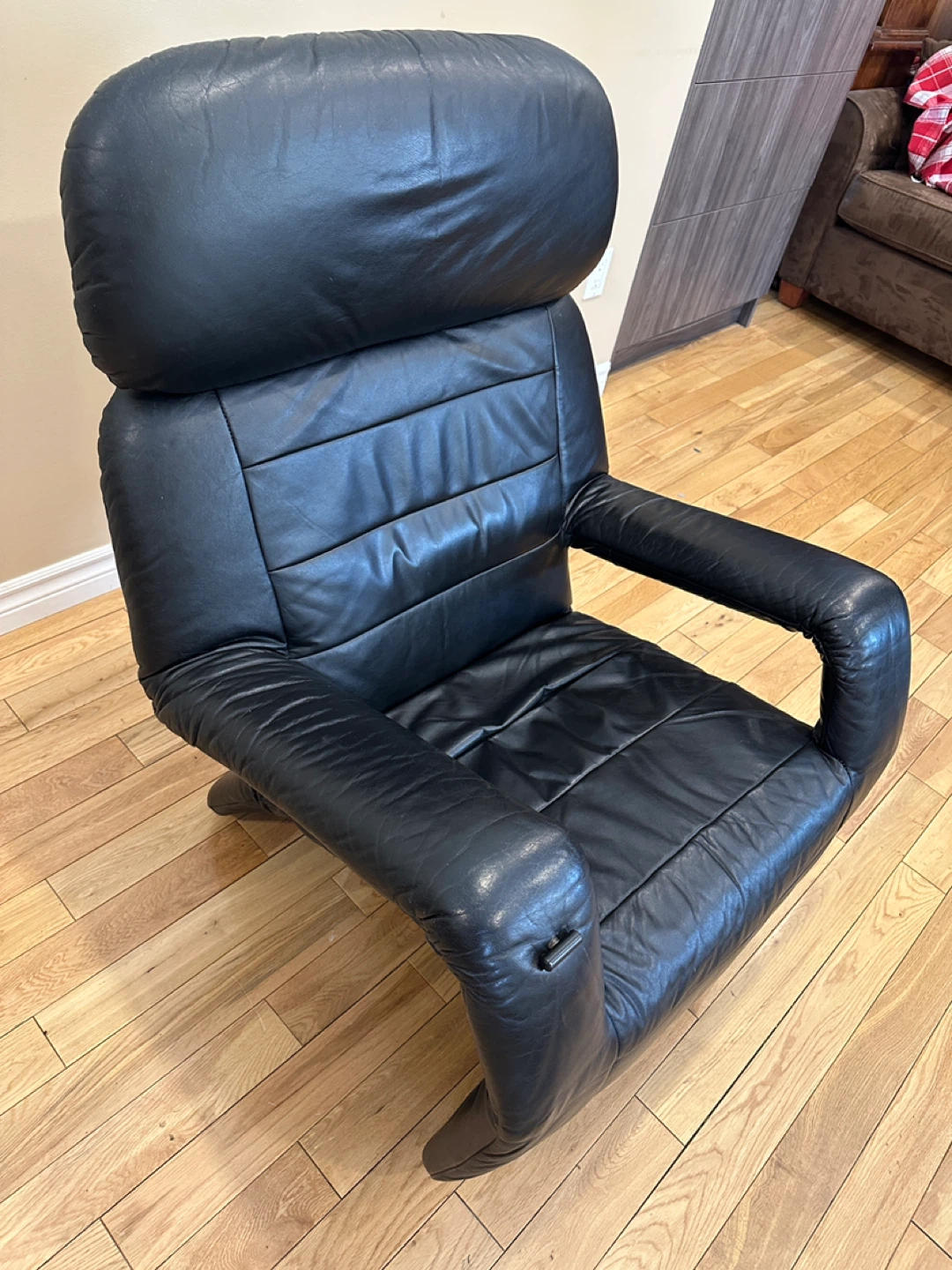 Lafer Inspired Vintage 80s Leather Recliner (CAN DELIVER) - photo 2