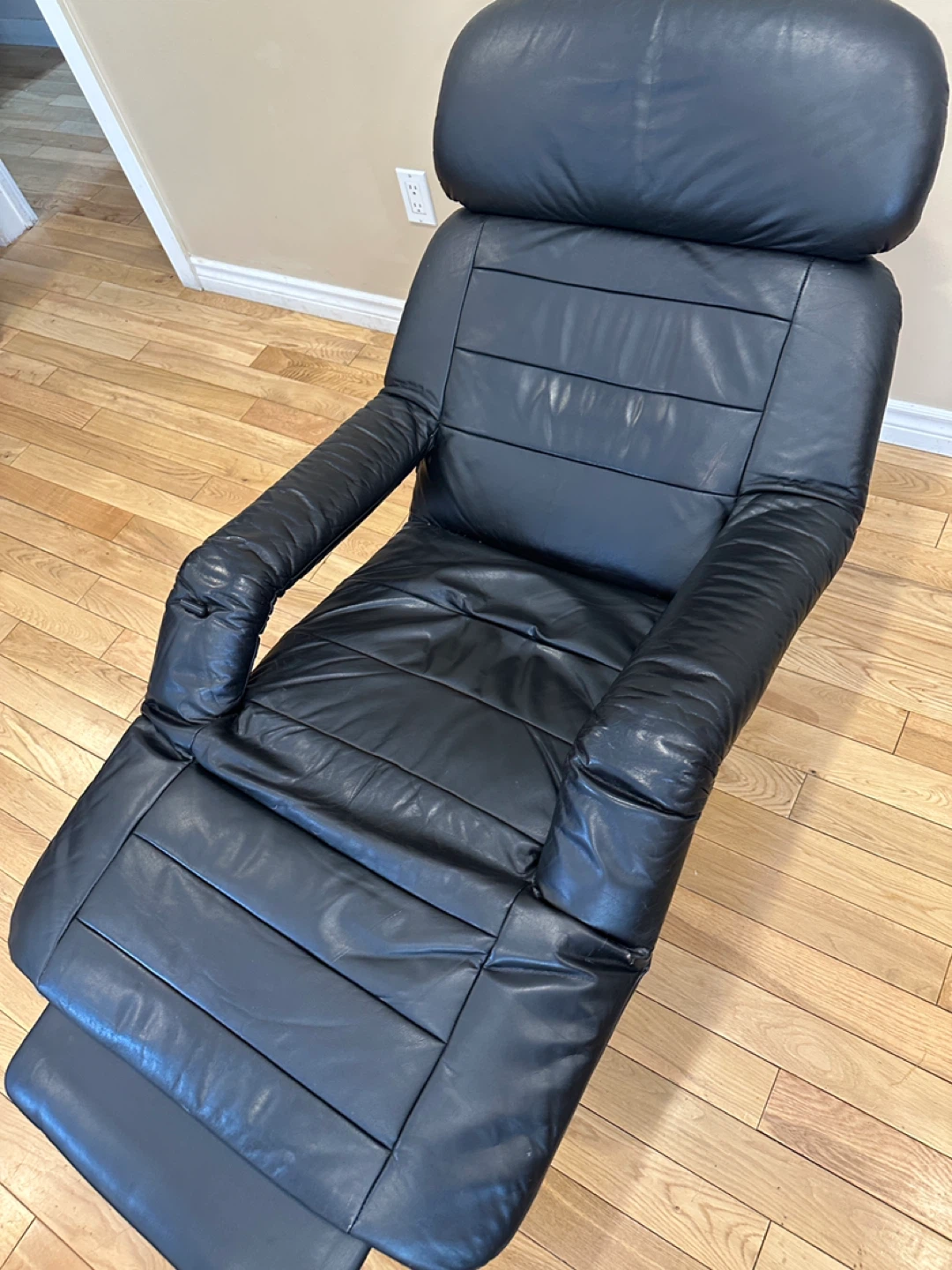 Lafer Inspired Vintage 80s Leather Recliner (CAN DELIVER) - photo 4