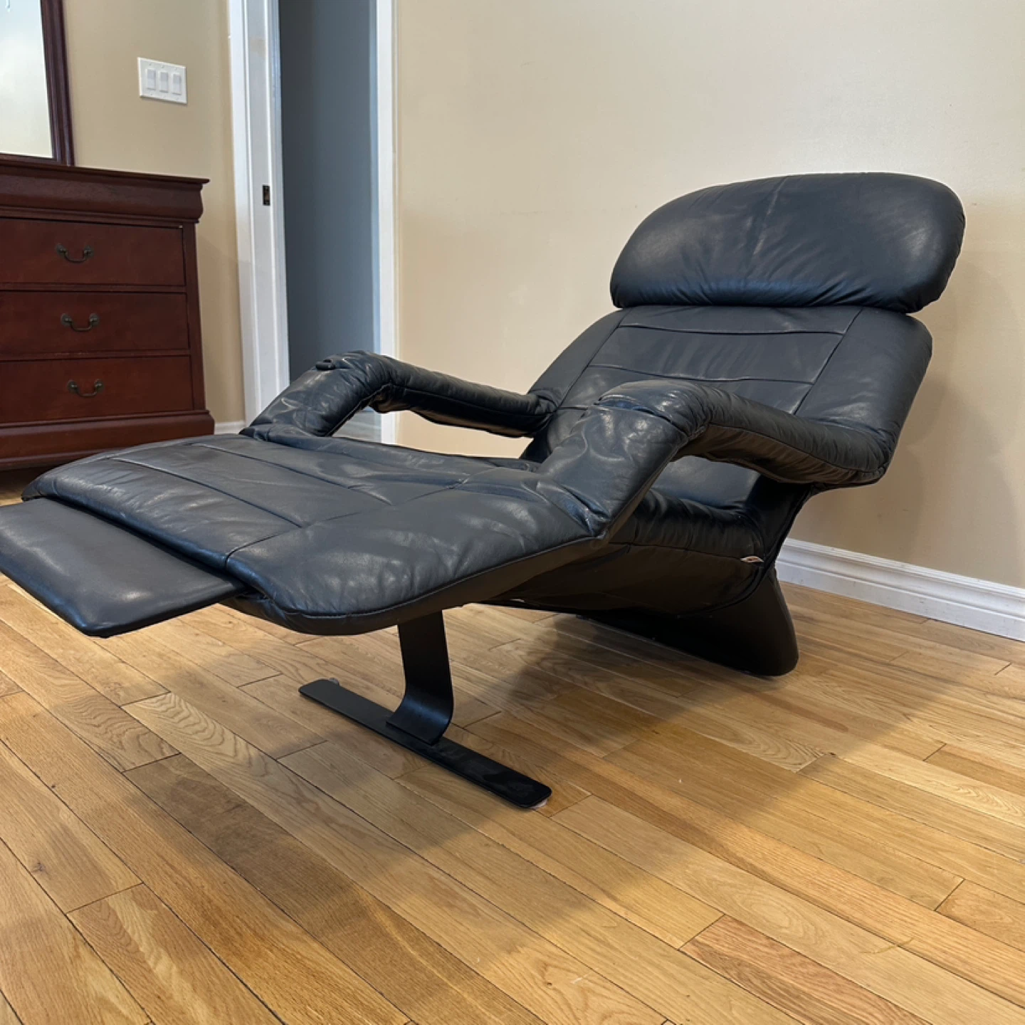 Lafer Inspired Vintage 80s Leather Recliner (CAN DELIVER) - photo 5