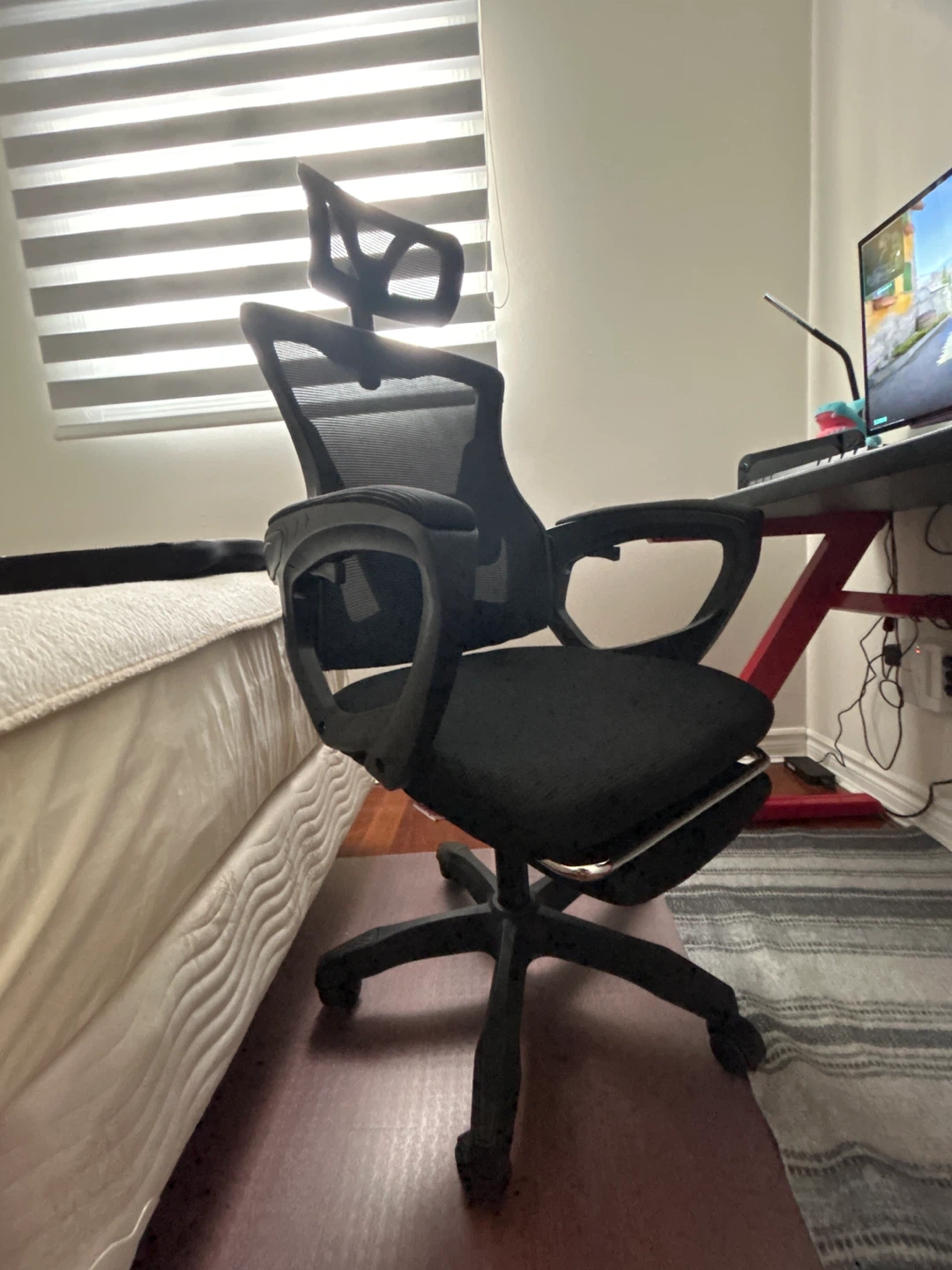 Black Ergonomic Mesh Office Chair with Headrest