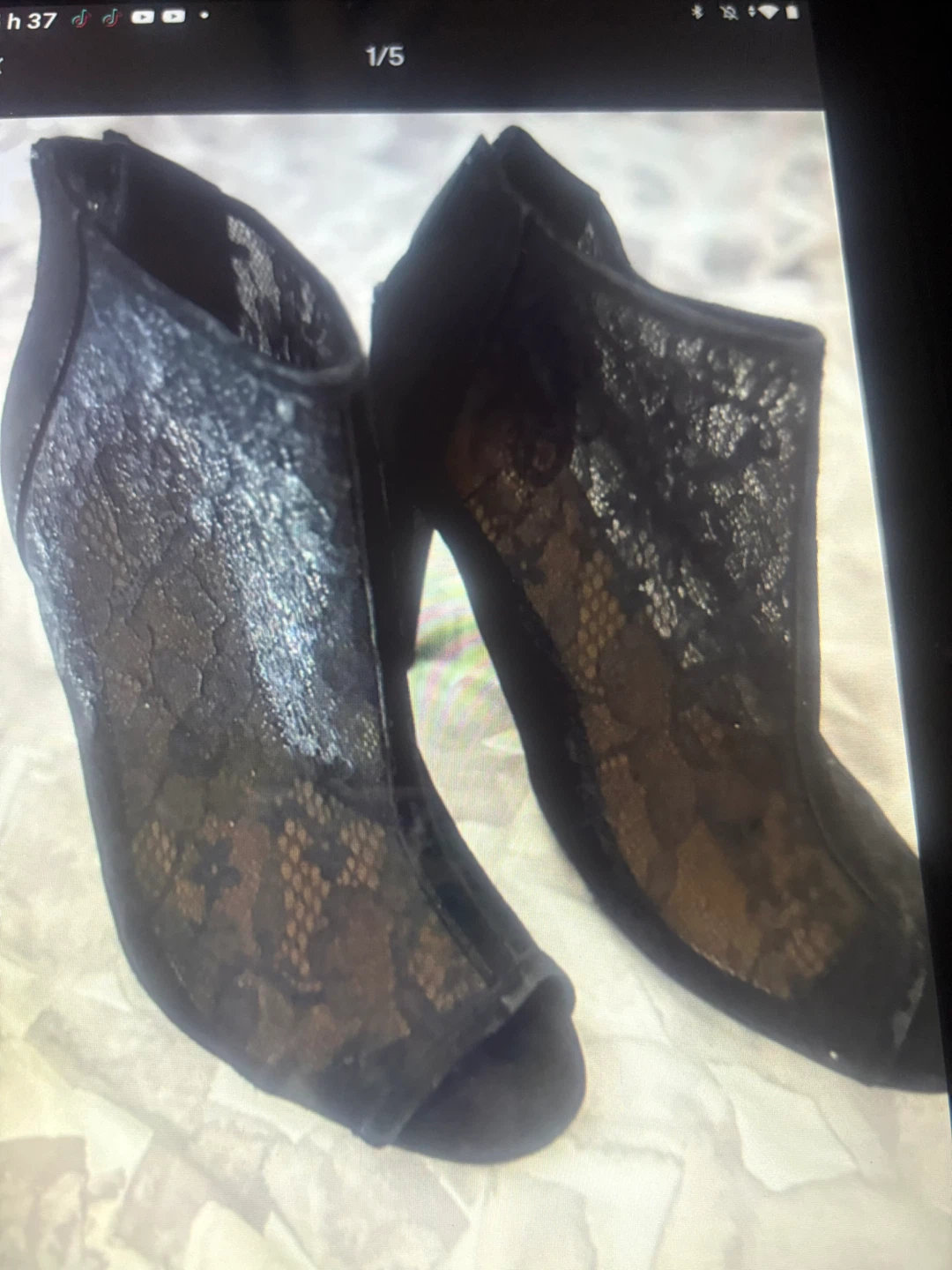 Bottes à talons hauts Arlene noires style peep-toe avec dentelle