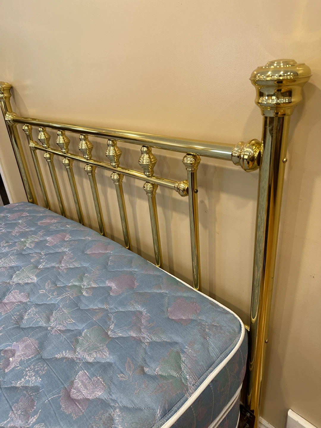 Beautiful Queen Size Complete Bed Set (CAN DELIVER) - photo 5
