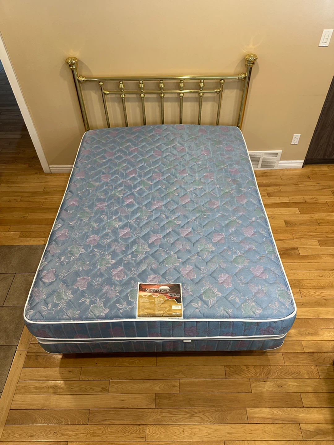 Beautiful Queen Size Complete Bed Set (CAN DELIVER)