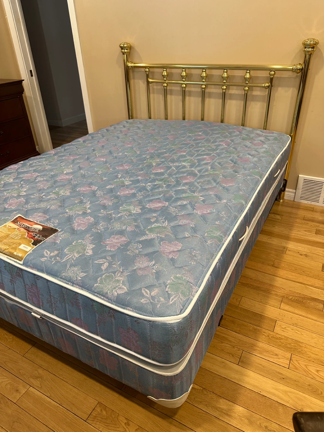 Beautiful Queen Size Complete Bed Set (CAN DELIVER) - photo 4