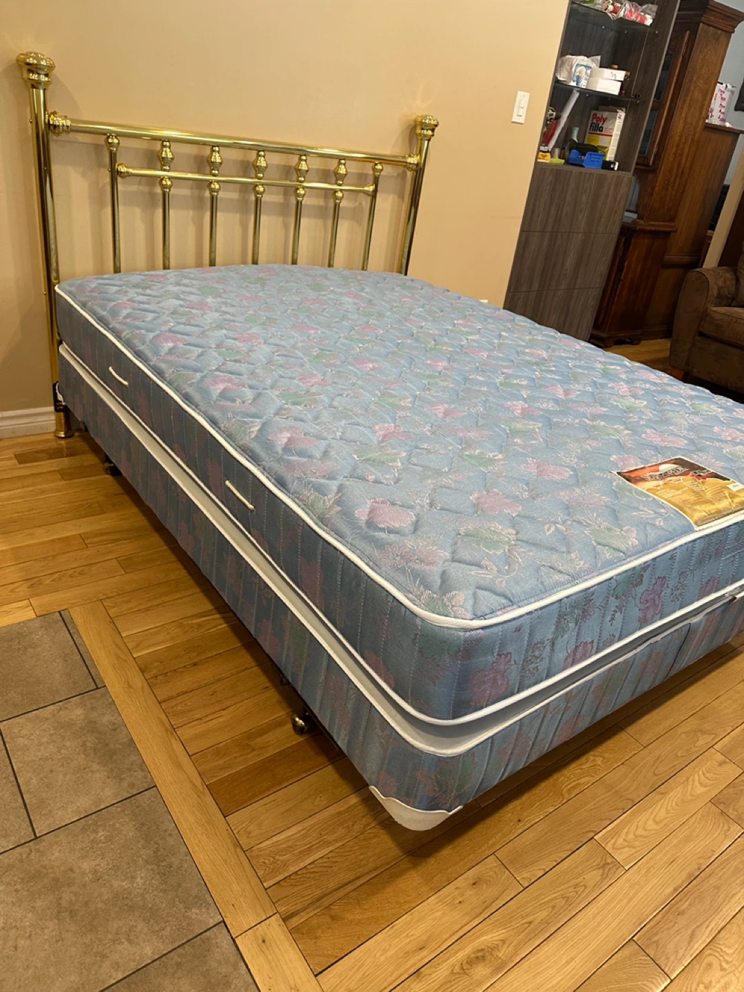Beautiful Queen Size Complete Bed Set (CAN DELIVER) - photo 3