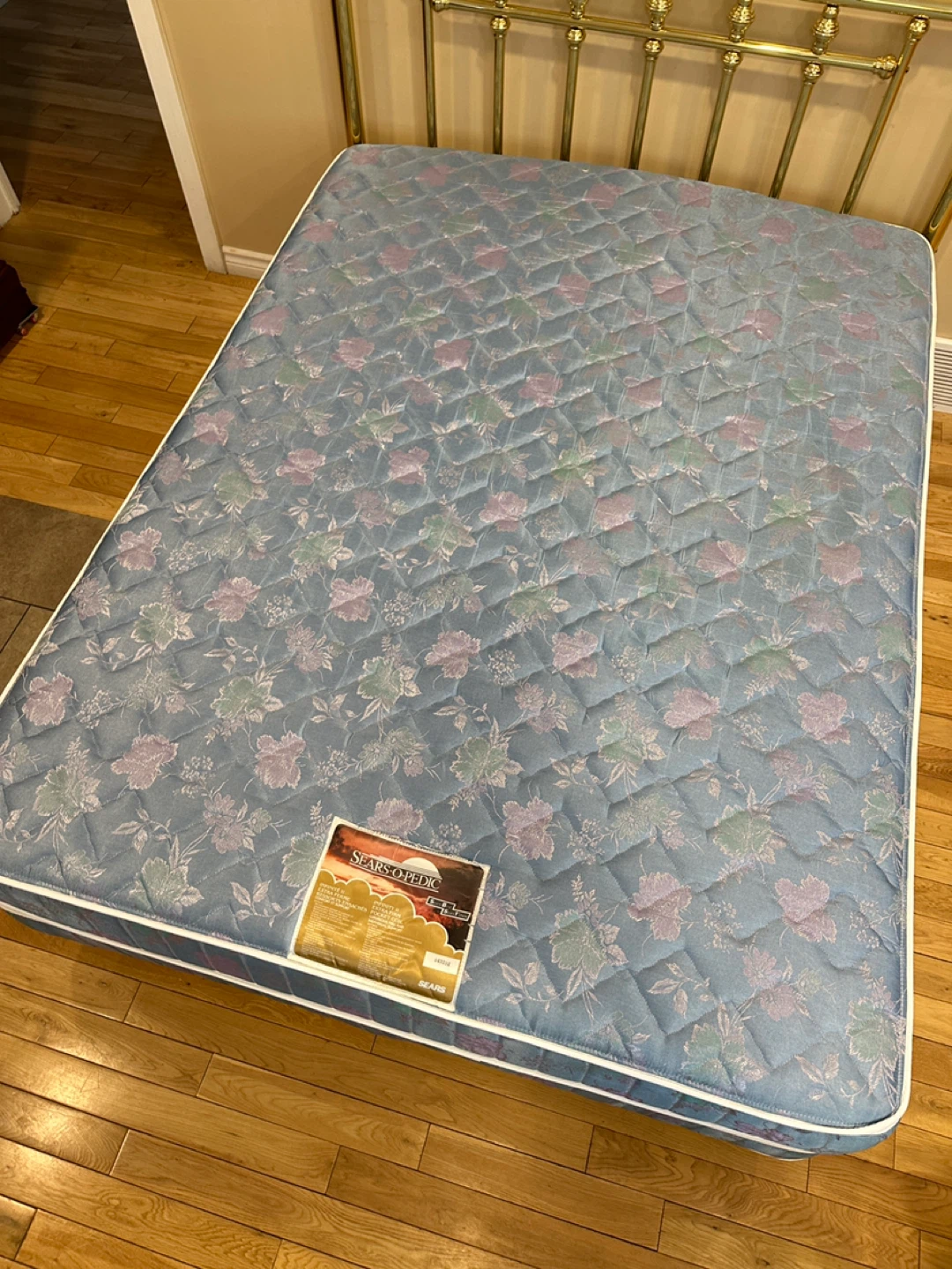 Beautiful Queen Size Complete Bed Set (CAN DELIVER) - photo 2