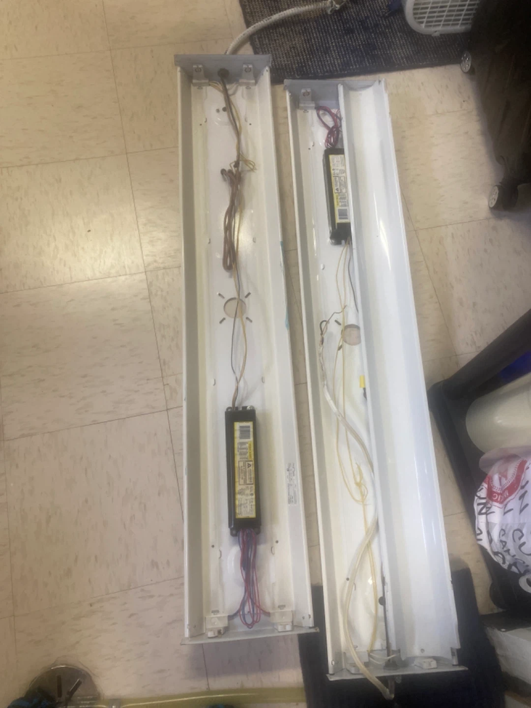 Fluorescent Light Fixture - 2 Lamp