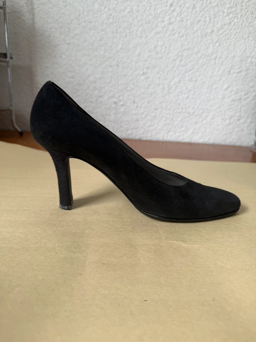 Donna Karan Black Suede Heels Size 5.5 - photo 4