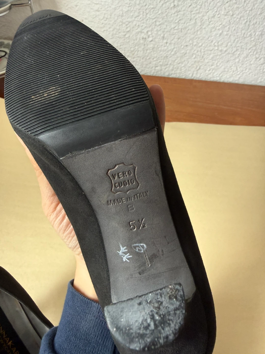 Donna Karan Black Suede Heels Size 5.5 - photo 5