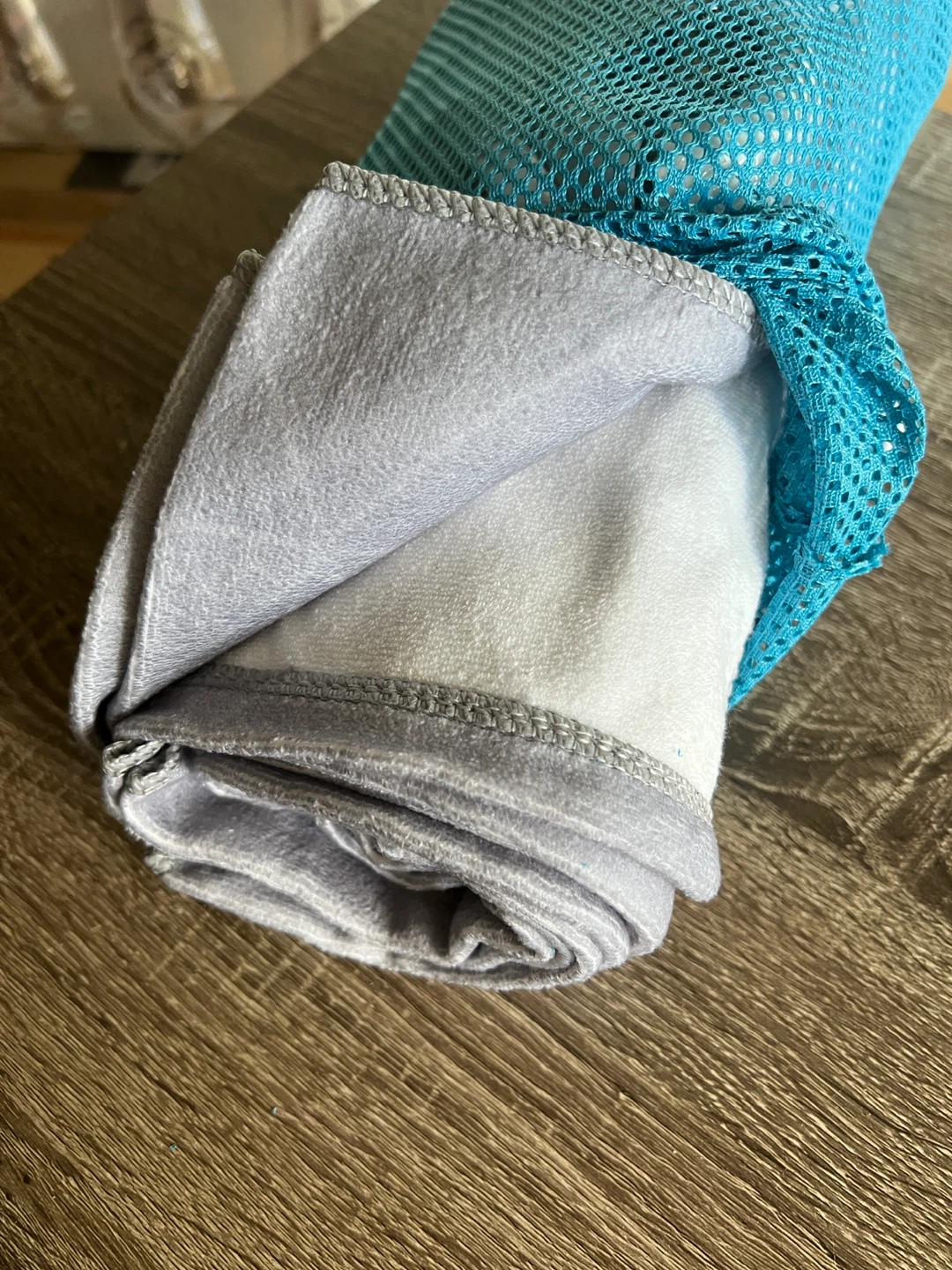 Brand new beach towel with mesh bag and towel clips - photo 2