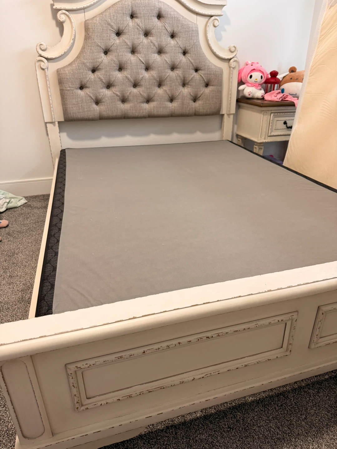 Stunning Ashley Bedroom Set – Like New!