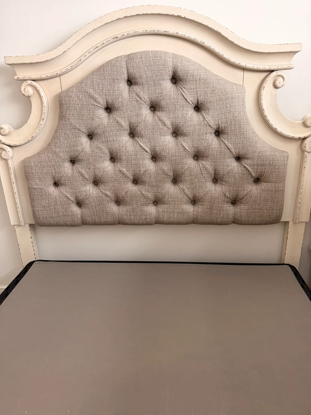 Stunning Ashley Bedroom Set – Like New! - photo 3
